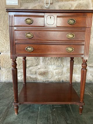 Mueble de madera con marquetería