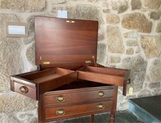 Mueble de madera con marquetería