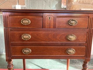 Mueble de madera con marquetería