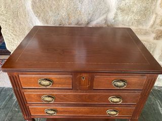 Mueble de madera con marquetería