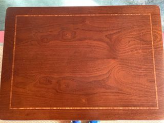 Mueble de madera con marquetería