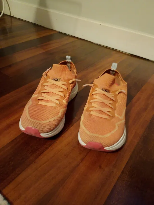 Zapatillas deportivas marca Pitas color salmón