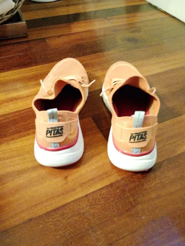 Zapatillas deportivas marca Pitas color salmón