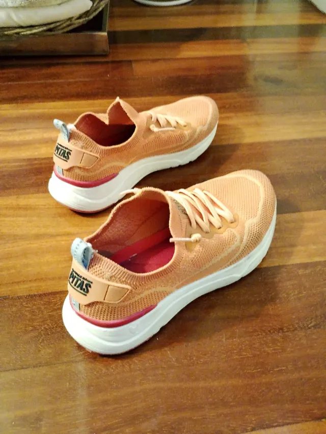 Zapatillas deportivas marca Pitas color salmón