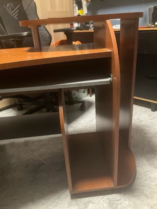 Escritorio de ordenador curvo