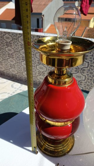 Candeeiro de mesa vintage vermelho e dourado