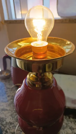 Candeeiro de mesa vintage vermelho e dourado