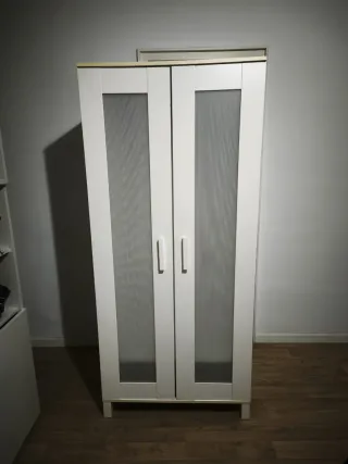 Armario blanco con puertas de cristal