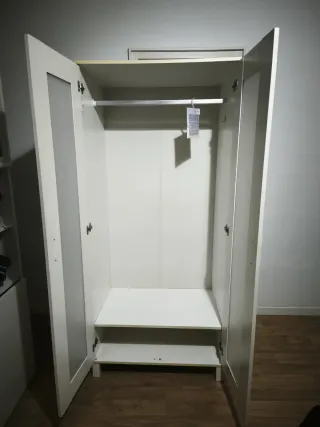 Armario blanco con puertas de cristal