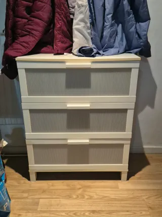 Armario blanco con puertas de cristal