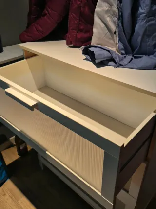 Armario blanco con puertas de cristal