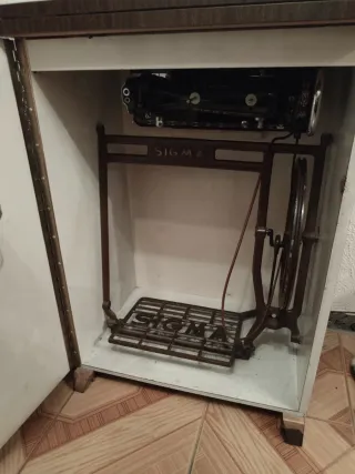 Máquina de coser Sigma negra y dorada