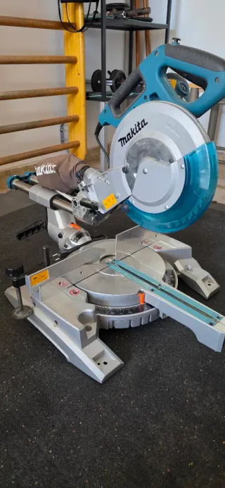 Sierra ingletadora Makita  telescopica