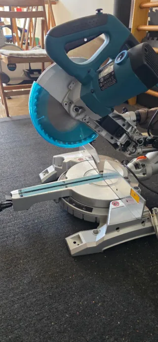 Sierra ingletadora Makita  telescopica