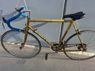 Bicicleta de carretera Concord amarilla