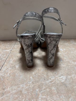 Zapatos de fiesta y bolso plateados