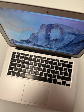 Portátil Apple MacBook Air.