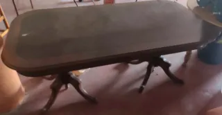 Mesa de comedor de madera oscura