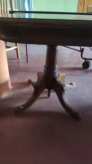 Mesa de comedor de madera oscura