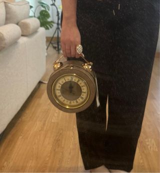 Reloj de pared con números romanos