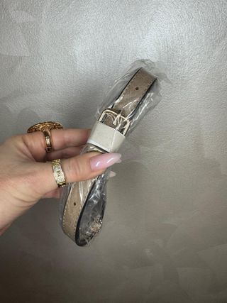 Reloj de pared con números romanos