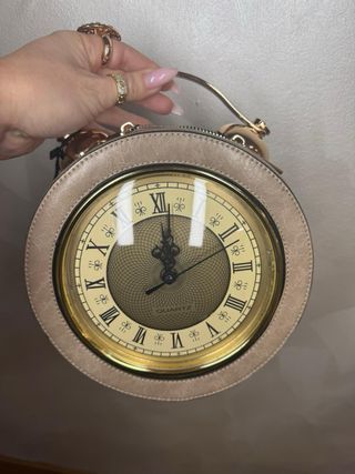 Reloj de pared con números romanos