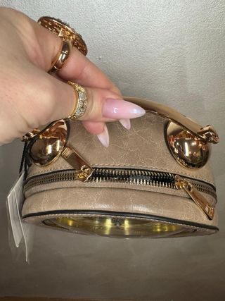 Reloj de pared con números romanos