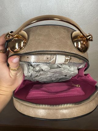 Reloj de pared con números romanos