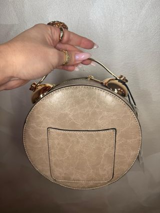 Reloj de pared con números romanos