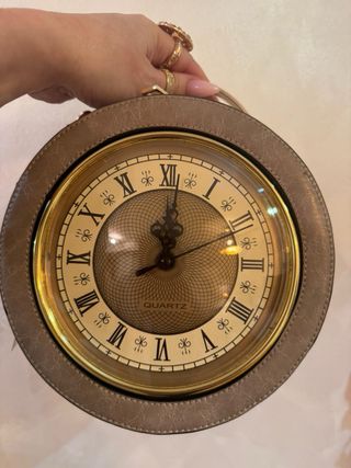 Reloj de pared con números romanos