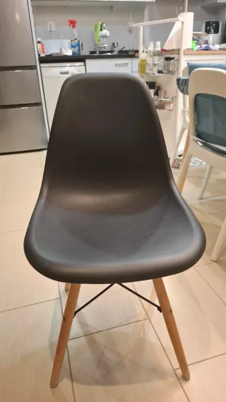 Mesa Comedor Blanca y 4 Sillas Negras