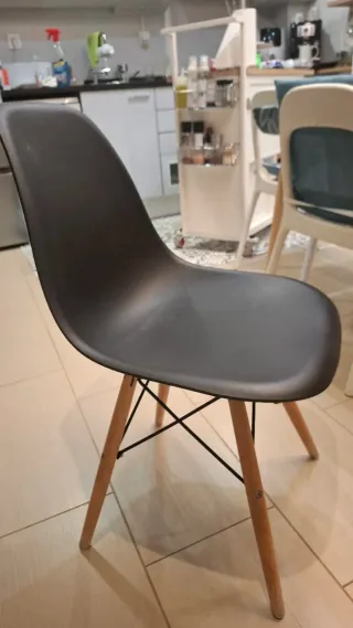 Mesa Comedor Blanca y 4 Sillas Negras