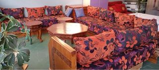 Mueble marroquí con cojines florales