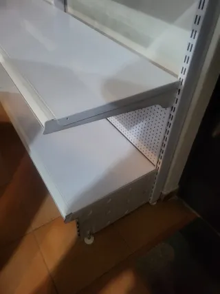 Estantería de pared metálica