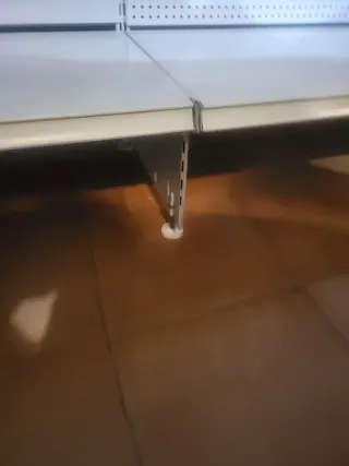 Estantería de pared metálica