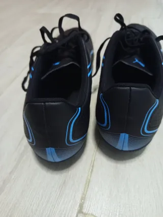 Botas de fútbol Puma, negras y azules Talla 46