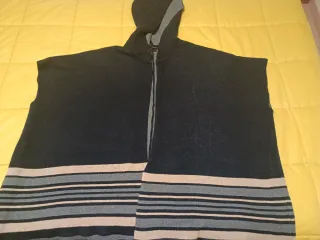 Capa con capucha y rayas