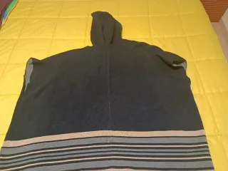 Capa con capucha y rayas