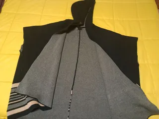 Capa con capucha y rayas