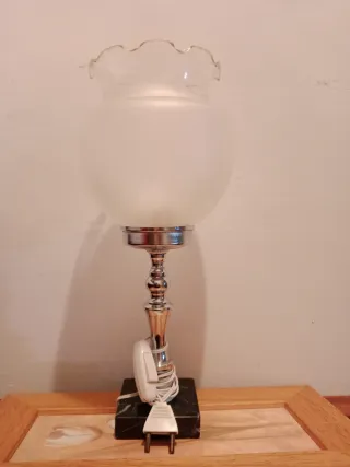 Lámpara de mesa vintage dorada y blanca