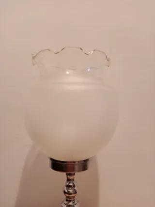 Lámpara de mesa vintage dorada y blanca