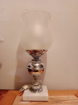 Lámpara de mesa vintage dorada y blanca