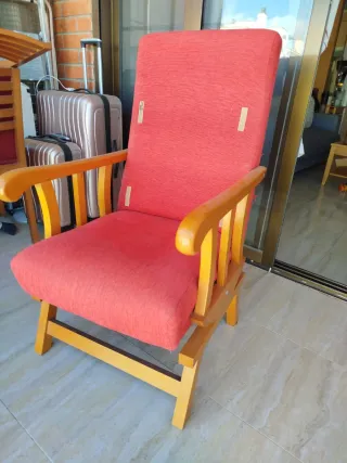 Hamaca de madera y tela roja