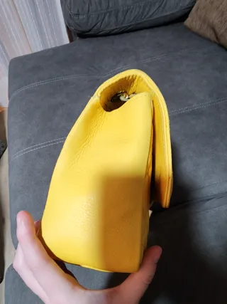 Bolso piel amarillo acolchado