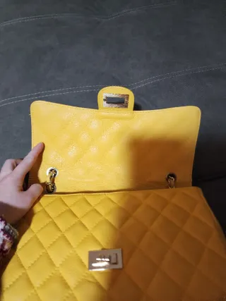 Bolso piel amarillo acolchado