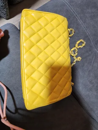 Bolso piel amarillo acolchado