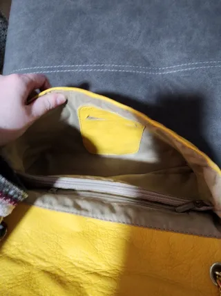 Bolso piel amarillo acolchado