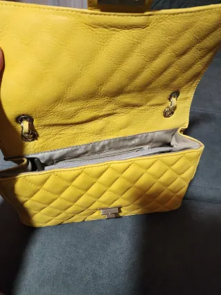 Bolso piel amarillo acolchado
