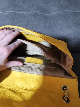 Bolso piel amarillo acolchado