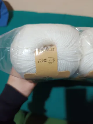 10 Gomitoli di lana bianca